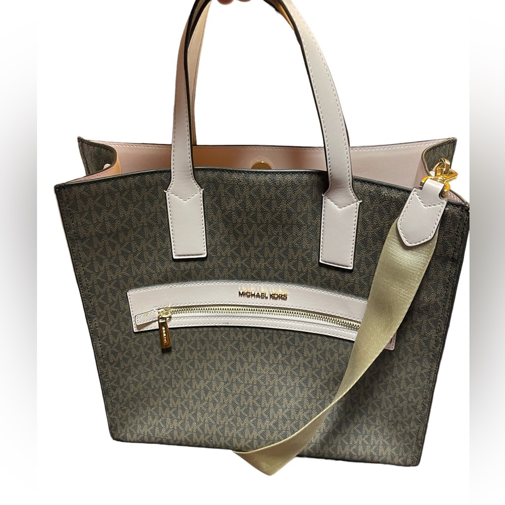 Michael Kors MK Kenly
Large Logo Tote Bag -
Powder Blush